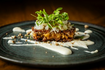 伝統的なストリートフードをモダンに再解釈した『Carnitas 純粋金華豚、発酵玉ねぎ、フェンネル』