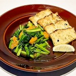 バター香るウニほうれん草を自家製フォカッチャにのせて。

