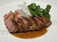 きめ細やかな脂が入った肉厚の豚肩ロースを生姜焼き風に仕上げました。