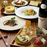 【OKUe.】の女子会コースは、彩り豊かな前菜、旬の食材を使った料理が全7品楽しめる贅沢なプラン。