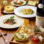 【OKUe.】の女子会コースは、彩り豊かな前菜、旬の食材を使った料理が全7品楽しめる贅沢なプラン。