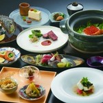 前菜やお造り、魚と肉料理、揚物に土鍋ごはん、デザートまで豊富な品揃え。