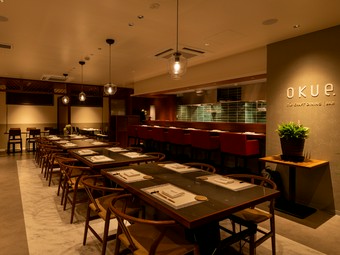 臨場感あふれるカウンター席。多彩な酒と料理の調和