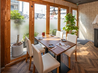 昼飲み対応可。語らいを楽しむ贅沢なランチ女子会に