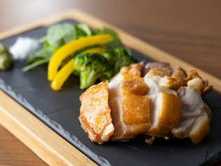 地鶏の旨みを素直に楽しむ『地鶏ステーキ』