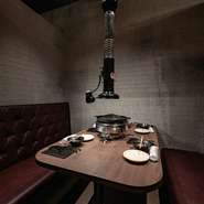 カーテンで仕切られた半個室は、親しい仲間だけでゆったりとくつろげるステージです。周囲を気にせず心ゆくまで会話や食事が楽しめ、穏やかなムードが忘れがたい一幕をそっと包み込みます。

