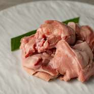 ふんわりとした弾力と、さっぱりとした後味が心地よく、口の中でやさしく旨みが広がる一品です。牛タンとは異なる上品な口あたりが印象的。味わいに深みを添える特製竹炭塩が、素材の持ち味を静かに際立たせます。