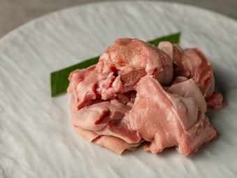 しなやかな弾力と塩味が織りなす調和が魅力。専門店ならではの逸品『ラムタン』