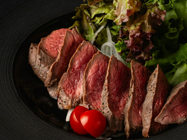 しっとりとした口当たりと深い香りが魅せる『国産羊肉のたたき(数量限定)』