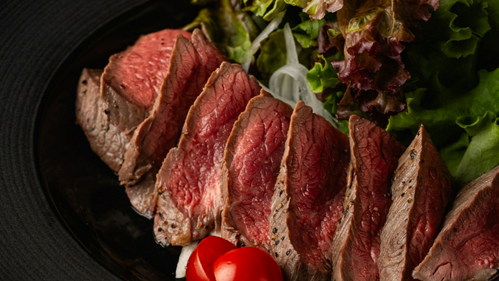 しっとりとした口当たりと深い香りが魅せる『国産羊肉のたたき（数量限定）』