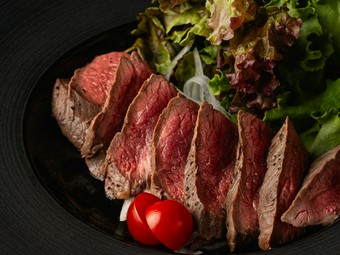 しっとりとした口当たりと深い香りが魅せる『国産羊肉のたたき（数量限定）』