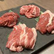 希少な国産羊肉を厳選し、その日の最良部位を多彩に味わう贅沢な盛合わせ。一期一会の出合いが待っています。何が供されるかは、訪れてみてのお楽しみ。それこそが、このお店の醍醐味です。