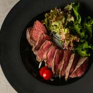 国産の希少な”フォゲット（ラムとマトンの中間）”を使用した羊肉のたたき。しっかりと下味をつけた柔らかな内もも肉を外は香ばしく焼き目をつけ、中はレアな食感で仕上げます。わさびと醤油の特製ソースを添えて。