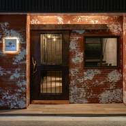 都内ではめずらしいジンギスカン専門店。全国でも数少ない国産羊を堪能できます。牧場直送の羊肉は臭みがなく、口当たりも軽やか。ジンギスカンに新しい印象を抱かせる卓越した味わいが、訪れる人を魅了します。