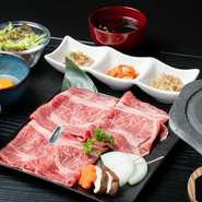 淡路の自然が育んだ、特別な食材「淡路牛」をメインに迎えた【淡路牛ダイニング　夢照らす】。肉質と旨みに優れたお肉を、阿蘇の溶岩プレートで焼き上げる、贅沢な食体験を味わえるスポットです。