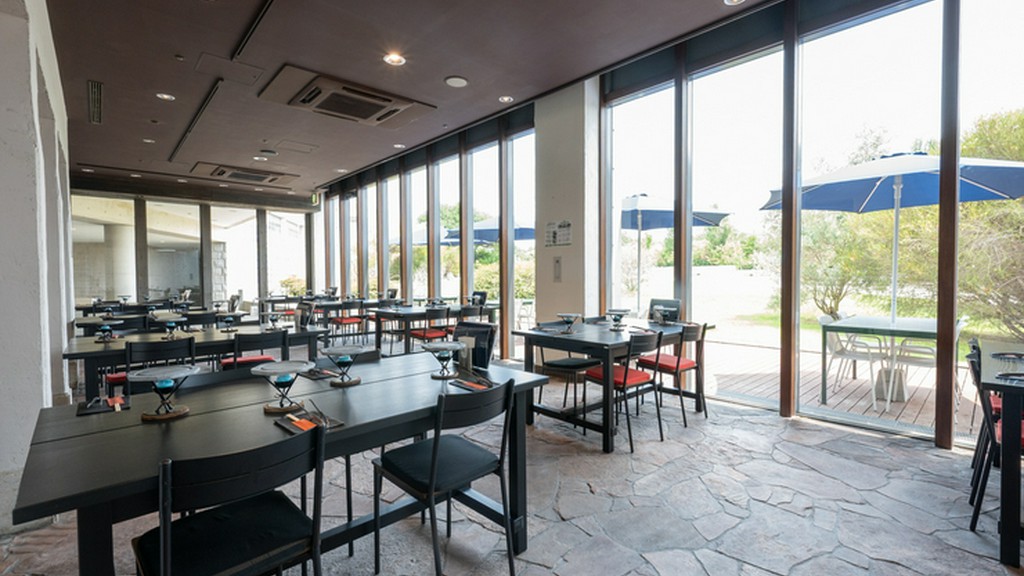 空と緑が見守る空間で、いつもと違うデートを演出