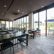 空と緑が包み込む非日常的なロケーションは、デートシーンにもぴったり。「淡路牛」をなど淡路を中心とした良質な食材を活かした逸品と落ち着いた空間が、大切な人との時間をゆったりと彩ってくれます。