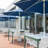 自然や風を感じながら食事を楽しめるテラス席もあり。建築家・安藤忠雄氏グランドデザインによる施設群も見応えあり。テラス席は愛犬との利用もOKで、淡路の景色を眺めつつ料理を味わう、優雅な一時を過ごせます。