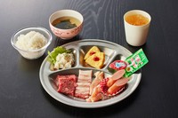 淡路牛カルビ、神戸ポーク、淡路どりもも肉、あらびきウインナー
小鉢／ドリンク付き