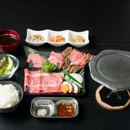 「淡路牛」の希少部位3種類に、焼きすき2枚が付いた嬉しいセットメニュー。ライス・スープ・小鉢・サラダ付き、人気セットです。