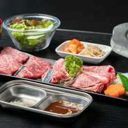 「淡路牛」の希少部位3種類に、焼きすき2枚が付いた嬉しいセットメニュー。ライス・スープ・小鉢・サラダ付き、人気セットです。