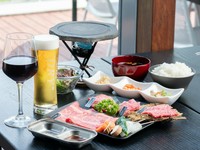 ディナータイムに向けに、均一価格500円（税込550円）で気軽にオーダーいただける一品料理・お酒も各種取り揃えています。