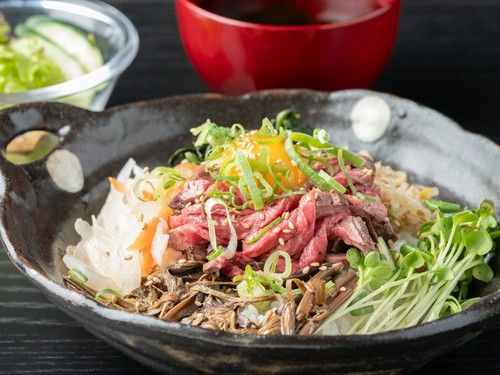 ローストビーフユッケ丼