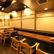 【とりやす 名駅南店】は、癒やしを感じられるような丁寧な“おもてなし”が魅力です。コミュニケーションを大切にした温かみ溢れる雰囲気が自慢。まるで我が家に帰ってきたかのような、居心地の良い空間です。