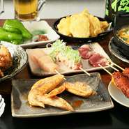 各種宴会や大人数の打ち上げにオススメの【とりやす 名駅南店】。飲み放題付のコースも用意され、貸切も可能です。店主が厳選したワインやハイボールを片手に、ゆっくりと食事が楽しめます。