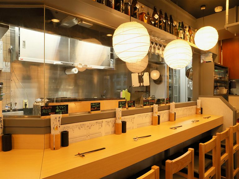 店主とやりとりを交わしつつ、今宵の逸品を味わうカウンター席