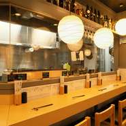 8席あるカウンター席は、仕事帰りにふらっと立ち寄るお一人さまはもちろん、大切な人とのデートにもピッタリです。調理の様子を眺めながら、店主とやりとりを交わしつつ、今宵の逸品を味わえます。