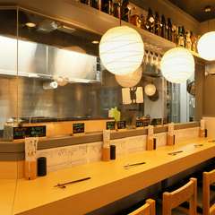 店主とやりとりを交わしつつ、今宵の逸品を味わうカウンター席