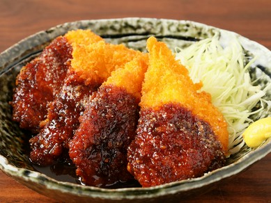 名古屋飯の大定番。カラっと揚げられたチキンかつと、濃厚な味噌は相性抜群『みそカツ（八丁味噌使用）』