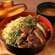 炭火で香ばしく焼き上げた厳選鶏とふわふわの卵とじ。専門店ならではの贅沢なメニューです。鶏肉のおいしさを存分に楽しませてくれる、ランチのみ、数量限定の逸品です。