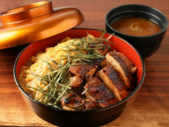 ランチのみ、数量限定の逸品。専門店ならではの贅沢なメニュー『＜数量限定＞炭火親子丼』