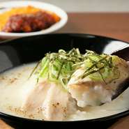 【とりやす 名駅店】の名物ランチメニューです。自家製の鶏がらスープと、しっとり蒸し鶏のお茶漬け風ランチ。新鮮だからこその鶏の旨みが楽しめる逸品です。嬉しいミニチキンカツ付き。