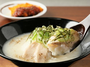 自家製鶏がらスープと、しっとり蒸し鶏『名物　とりやす飯』