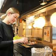 「気心の知れた仲間や大切な人と、第二の我が家のようにくつろいでほしい」と語る山田氏。笑顔での送迎、ゲストの立場に立った接客、居心地の良い空間づくりを大切にしています。