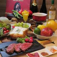 ジャズが流れる落ち着いた店内で北海道の四季折々の旬菜を大切な方とお過ごしください。
21時からはバータイムで様々なカクテルやワイン等をゆっくりと味わえます。
札幌発祥の『夜パフェ（締めパフェ）』もおすすめ