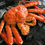 北海道で獲れた四大カニ（本タラバ、本ズワイ、毛ガニ、花咲ガニ）を、時期に合わせてご用意いたします。蟹イクラ鍋をはじめ、カニクリームパスタなど、蟹をふんだんに使ったお任せコースもございます。