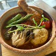 5種類のベースと、お好みの辛さ、トッピングをお選びいただき、自分だけのスープカレーをご堪能ください。
ライスは「麦入り白米」「トウモロコシの入った十六穀米」又はイギリスパンからお選び頂けます。