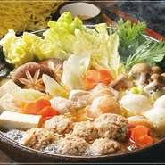 石狩の郷土料理「石狩鍋」は、新鮮な鮭や鱒をたっぷりの野菜と一緒に、味噌と昆布の出汁で煮込んだボリュームたっぷりの鍋です。
本ズワイガニの入った特選石狩鍋もおすすめです。
◎〆の雑炊・うどんも絶品です。
