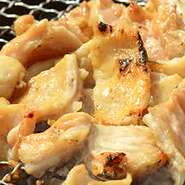 北海道旭川市が発祥の塩ホルモンとは、塩だれで味付けされたホルモン（豚や牛の内臓）を焼いて食べる料理です。
◆塩ホルモン（豚ガツ）/塩上ホルモン（豚）/塩ミックスホルモン/ジンホル（ジンギスカン＆ホルモン）