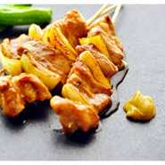 「室蘭やきとり」は、鶏肉ではなく豚肉を使い、玉ねぎをはさみ、甘辛いタレと洋がらしで味わうのが特徴の北海道室蘭市のご当地グルメです。