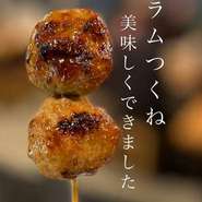 石狩の郷土料理「石狩鍋」は、新鮮な鮭や鱒をたっぷりの野菜と一緒に、味噌と昆布の出汁で煮込んだボリュームたっぷりの鍋です。
本ズワイガニの入った特選石狩鍋もおすすめです。
◎〆の雑炊・うどんも絶品です。
