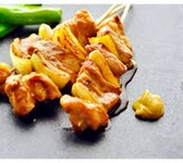 「室蘭やきとり」は、鶏肉ではなく豚肉を使い、玉ねぎをはさみ、甘辛いタレと洋がらしで味わうのが特徴の北海道室蘭市のご当地グルメです。