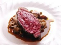 秋の人気メニュー。注文頂いてから出来たてをお作り致します。
ちゃんちゃん焼きの発祥は昭和初期の北海道石狩地方の漁師町で、ドラム缶を鉄板代わりにして釣った鮭と野菜を焼いて食べたのが始まりとされています。