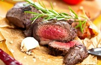 帯広の豚丼は、十勝地方で古くから親しまれてきた豚肉を使った名物料理です。特に帯広市は豚丼の発祥の地とされており、炭火で香ばしく焼き上げた厚切りの豚肉を甘辛いタレで絡め、熱々のご飯に載せると絶品です。