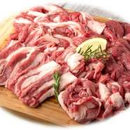 北海道直送の新鮮な上ラム、肩ロースなどを食べ比べすれば、その味わいの違いに驚かされます。ラムチョップはTボーンステーキのような存在感。調理法も多彩で、塩で食せば素材の旨みがより際立ちます。