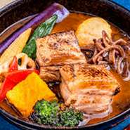 ラムチョップは、豚肉や牛肉と比べて柔らかく、独特の風味と旨味があります。 また、栄養価も高く、良質のたんぱく質やビタミンB群、亜鉛などを含んでいます。